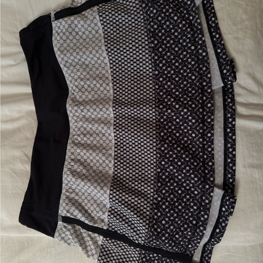 Lululemon size 6 Black and White Patterned Skirt for tennis or running